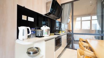 Apartament Deluxe | Cuina privada | Frigorífic, placa de cuina i arrossera