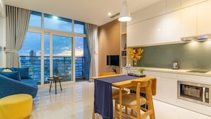 Un apartamento moderno con balcón, comedor y cocina.