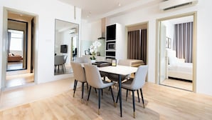 Una sala moderna con comedor, cocina y dormitorio.