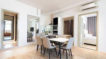 Family Apartment, 3 Bedrooms | Área de estar | TV 47 polegadas com canais via satélite