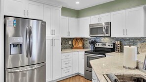 Apartment (4 Bedrooms) | Interior - 402 Summerhouse by Avantstay Beachfront Condo w/ Community Pool Access (Isle of Palms)