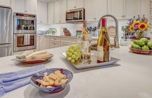 Interior - 1102 Ocean Club Avantstay Oceanfront Shared Pool, Spa Ocean Views (Isle of Palms)