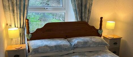 2 室のベッドルーム、アイロン / アイロン台、WiFi (無料)、ベッドシーツ