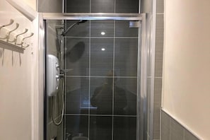 Een douche, een haardroger, handdoeken