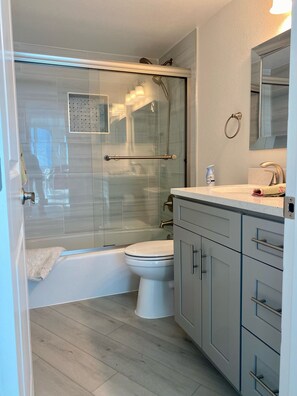 Bathroom - SOUTHERN COMFORT- Cozy Beach Condo, 1 BR - Awesome Sunsets, Pool,Hot Tub, 16SW (Daytona Beach)
