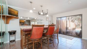 House, Multiple Beds, Pool Access, Pool View | Dining