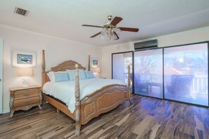 Casa, várias camas, acesso à piscina, vista para a piscina | 4 quartos, individualmente decorados, individualmente mobiliados