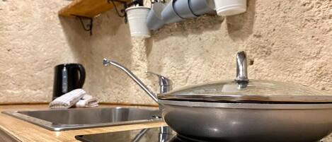 Réfrigérateur, four, chaise haute