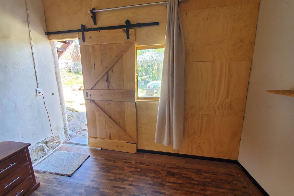 Ropa de cama de alta calidad y espacio para trabajar con laptop