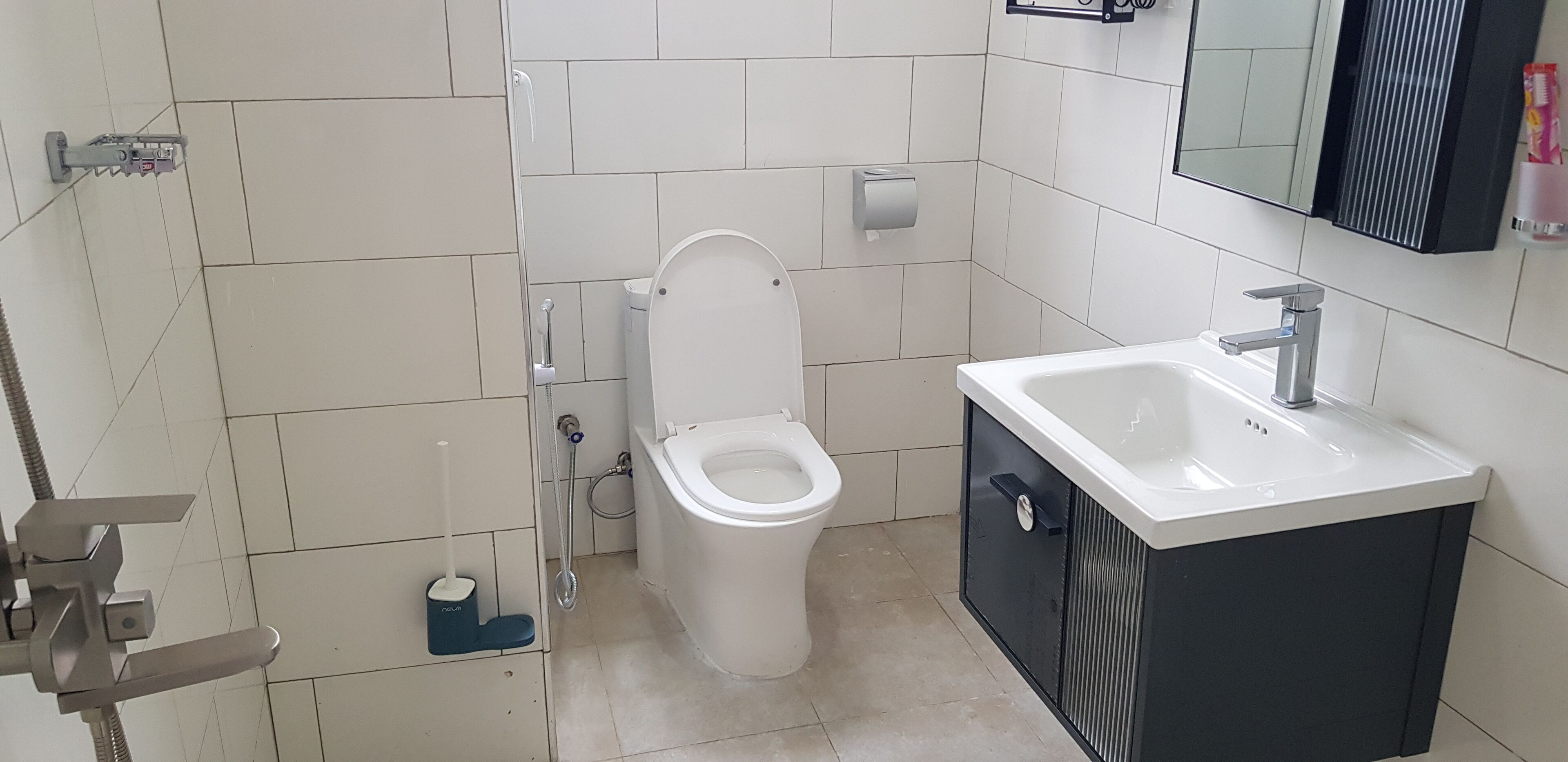 Shower, rainfall showerhead, free toiletries, slippers