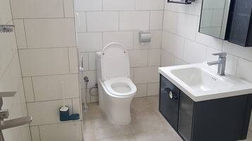 Chuveiro, chuveiro com efeito de chuva, produtos de toalete grátis