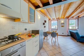 Familielejlighed - flere senge (Casa Buena Onda) | Privat køkken | Køleskab, mikrobølgeovn, ovn, kogeplade