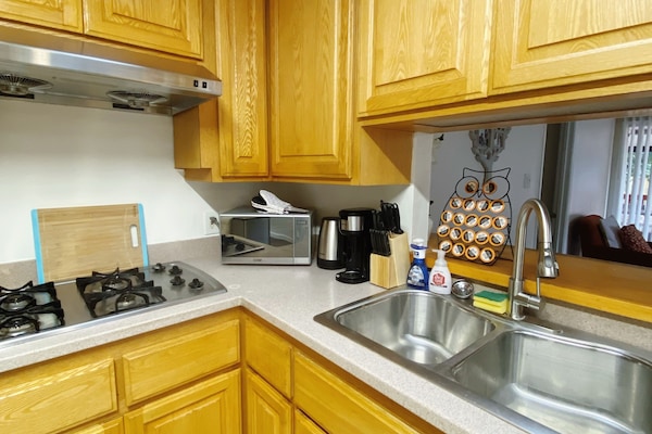 Een koelkast, een magnetron, een oven, een kookplaat