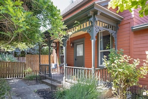 Exterior - Wynkoop: Taste of Europe | Walk to Wineries | Pet Friendly (Carlton)