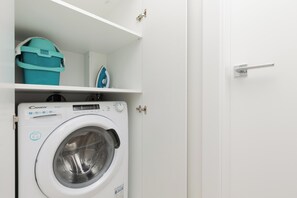 아파트, 침실 2개, 발코니 | 거실 공간