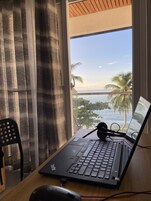 Escritorio y espacio para trabajar con laptop 