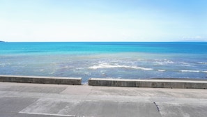 En betonmur med udsigt til havet.