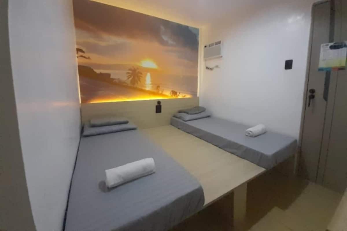 Economy Twin Room, 2 Single Beds | Individually decorated, desk, laptop workspace, soundproofing