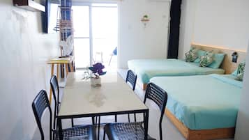 Decoración personalizada, escritorio y espacio para trabajar con laptop