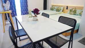 コンフォート 4 人部屋 クイーンベッド 2 台 オーシャンビュー オーシャンフロント | ダイニングルーム