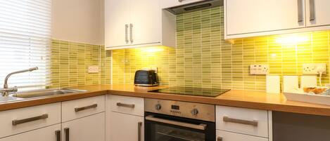 Fridge, cookware/dishes/utensils