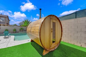 Outdoor pool - Allure Home with Pool and Sauna (Las Vegas)