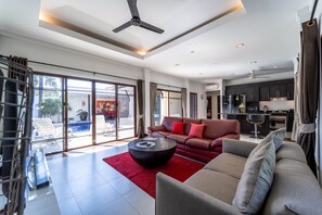 Comfort villa | Nappalirész | LED-tévé