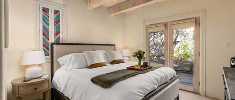 2 slaapkamers, een bureau, een strijkplank/strijkijzer, reisbedje