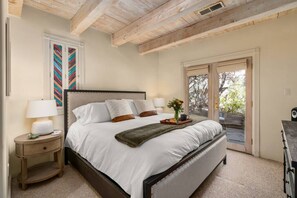 2 habitaciones, escritorio y tabla de planchar con plancha