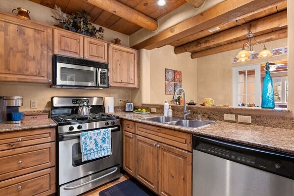 冷蔵庫、電子レンジ、オーブン、コンロ