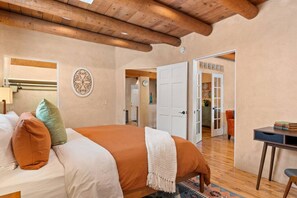 1 bedroom, desk, iron/ironing board, travel cot - Walk to Plaza & O’Keeffe Museum (Santa Fe)