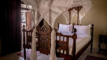 Deluxe Double Room | In-room safe, desk, laptop workspace, iron/ironing board