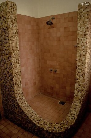 Habitación triple Deluxe, 1 habitación | Baño | Regadera, regadera tipo lluvia, secadora de cabello, toallas 