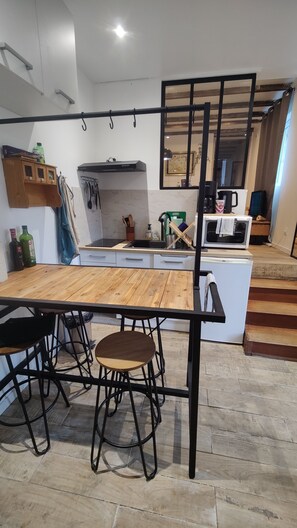 Fridge, oven, stovetop, coffee/tea maker