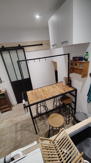 Fridge, oven, stovetop, coffee/tea maker