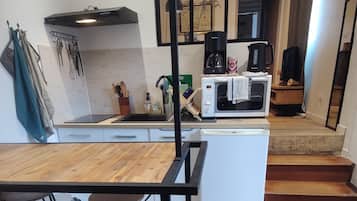 Een koelkast, een oven, een kookplaat, een koffiezetapparaat/waterkoker