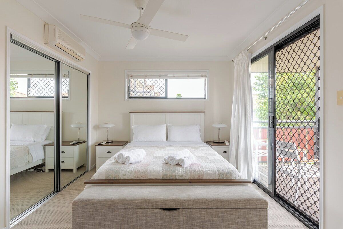 3 habitaciones, tabla de planchar con plancha, internet y ropa de cama 