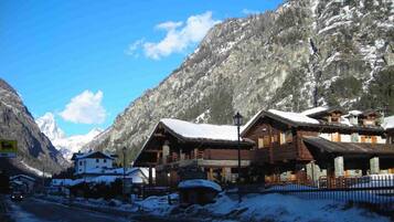 Apartemen, akses difabel | 4 kamar tidur