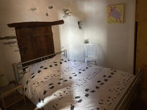 4 bedrooms, bed sheets - ERR's'Old Farm. (Err)