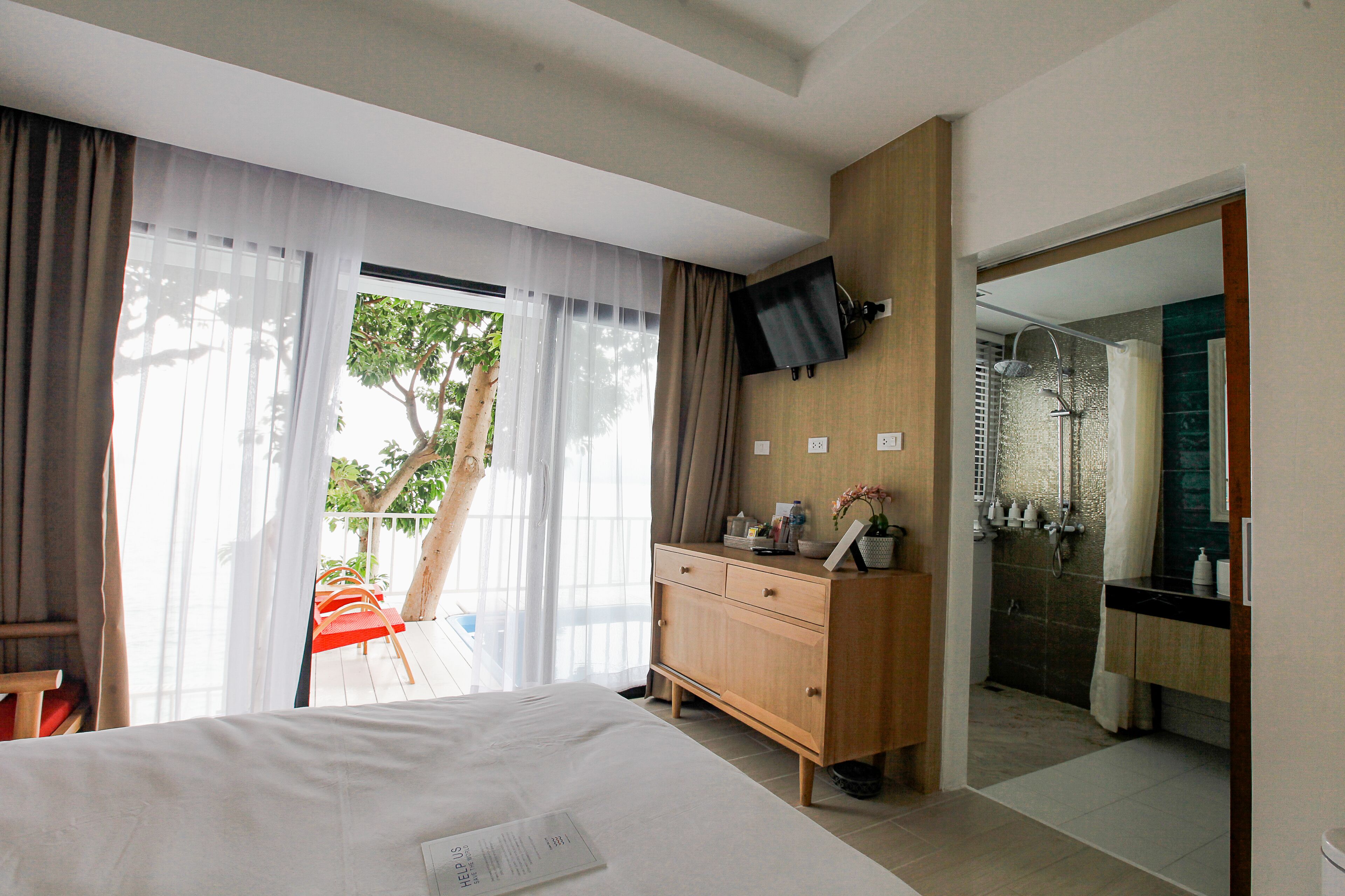 Shower, rainfall showerhead, free toiletries, hair dryer