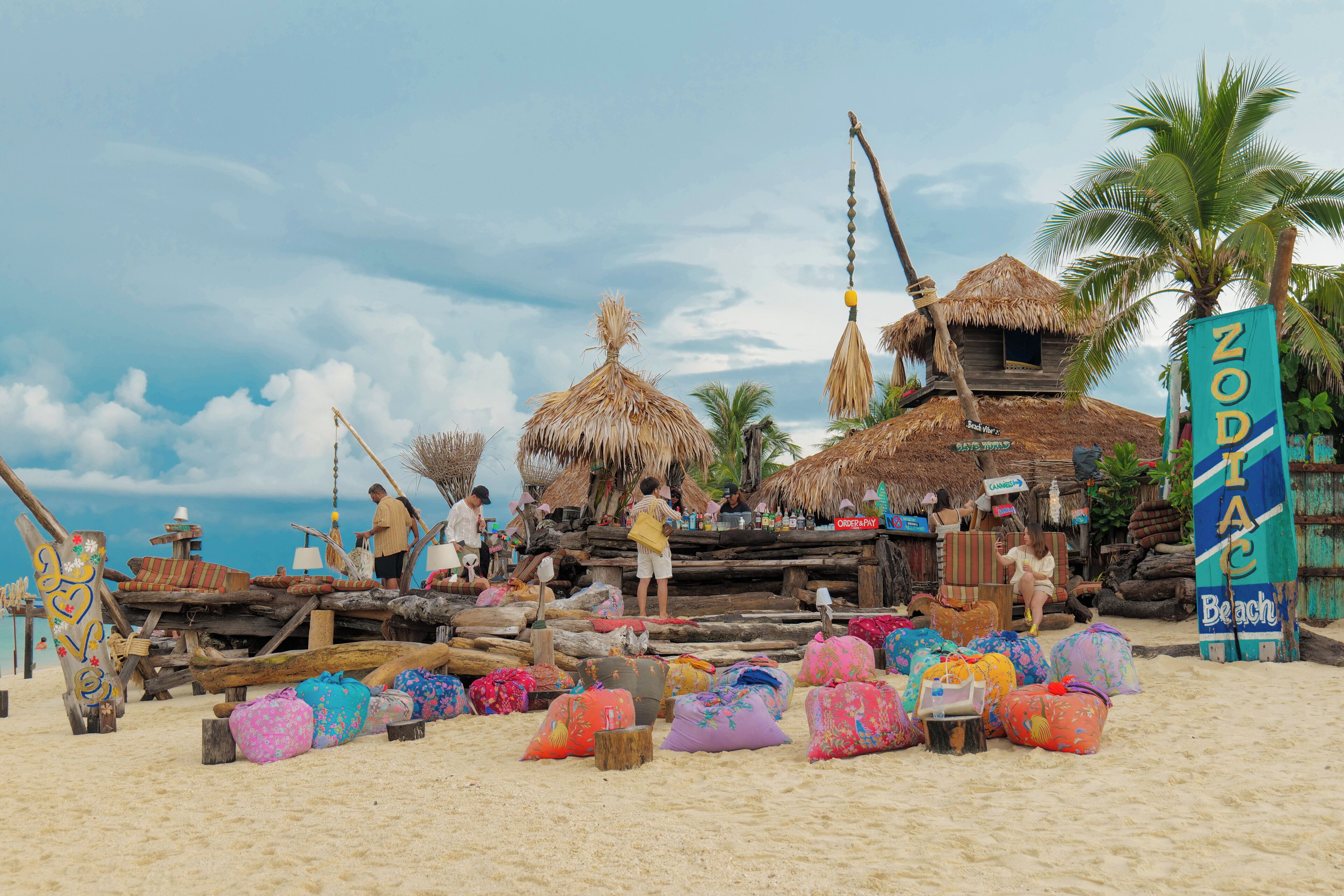 Een privéstrand, wit zand, ligstoelen aan het strand, parasols