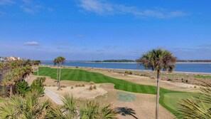 On the beach - 3704 Cameron by Avantstay Pool Bar Multiple Balconies! (Isle of Palms)