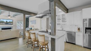 Rumah (5 Bedrooms) | Dapur pribadi | Lemari es, microwave, oven, dan kompor