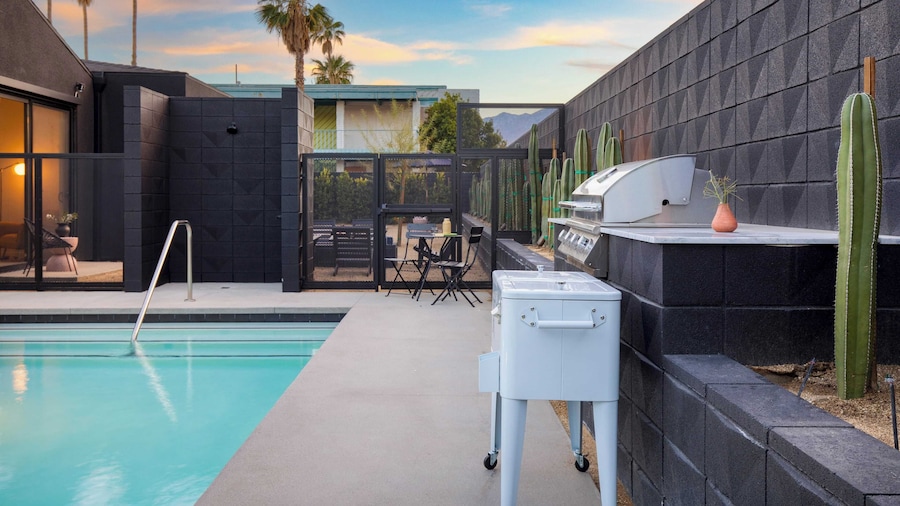 Blackhaus Full Buyout by Avantstay 16-room Hotel