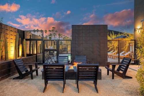 Blackhaus Full Buyout by Avantstay 16-room Hotel