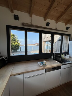Fridge, microwave, oven, stovetop - Beautiful wooden house with sea view (Gujan-Mestras)