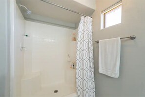 Douche, sèche-cheveux, serviettes fournies, shampoing