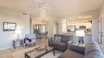 Smart TV, fireplace
