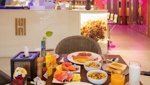 Un ambiente de desayuno en un hotel con un letrero que dice 'Heaven' y 'Steak House & Cloud Cafe'.