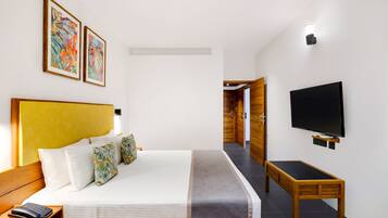 Executive Suite Room. | Minibar, laptop workspace, blackout curtains, iron/ironing board